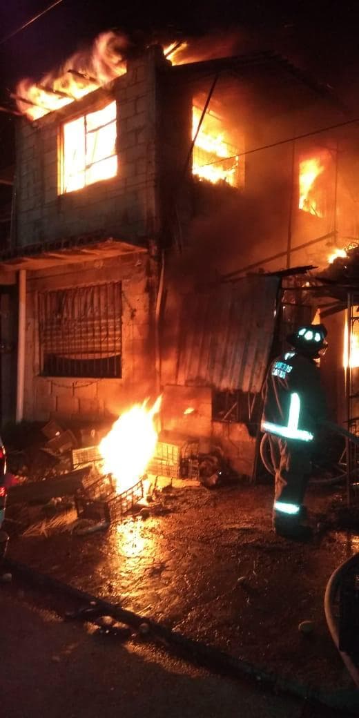 Se incendia vivienda de dos niveles en la Ruta 4 de Cancún