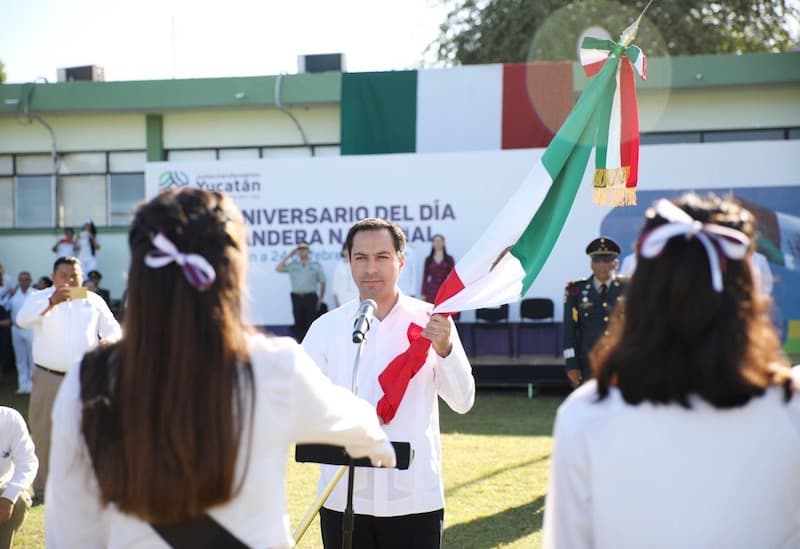 Mauricio Vila Dosal encabezó la ceremonia del Día de la Bandera