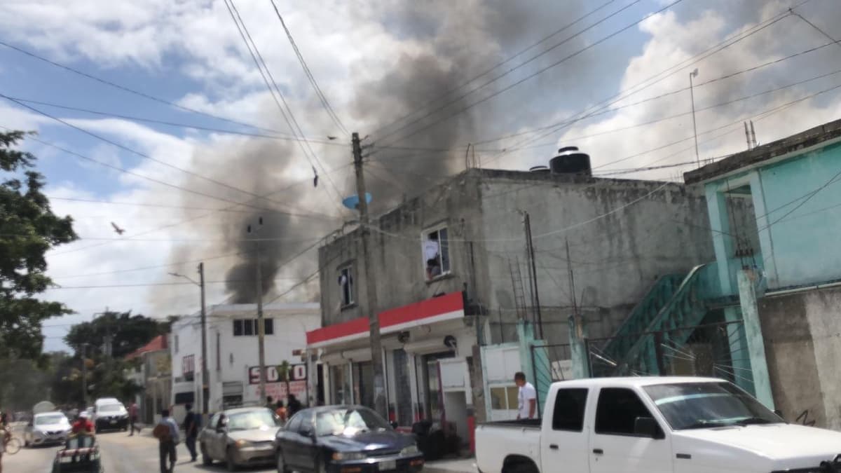 Arden tres palapas en Tulum; dos personas salen lesionadas