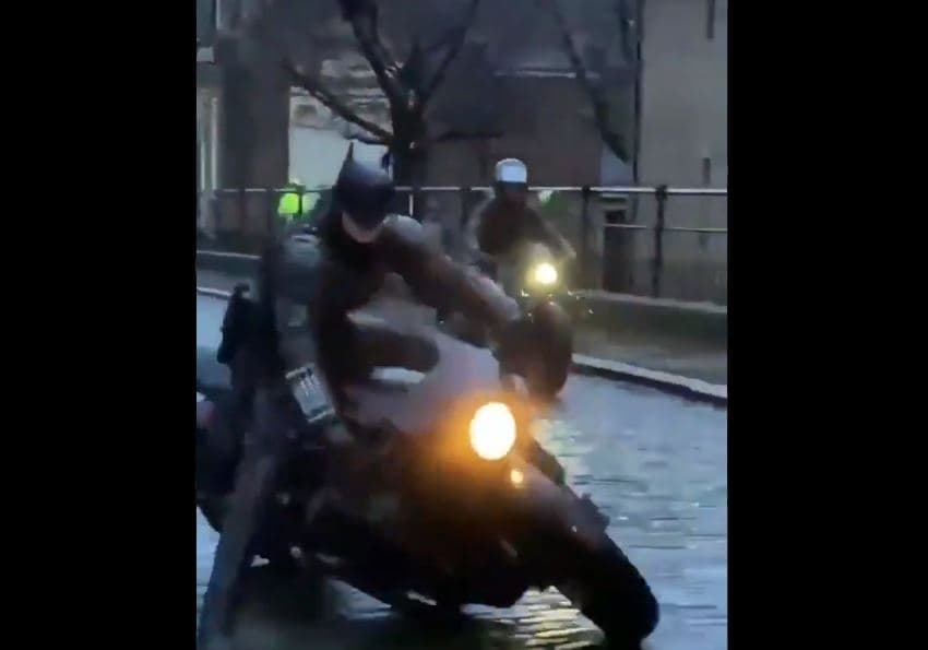 Batman cae de la moto durante rodaje de su película; se burlan de él en redes sociales