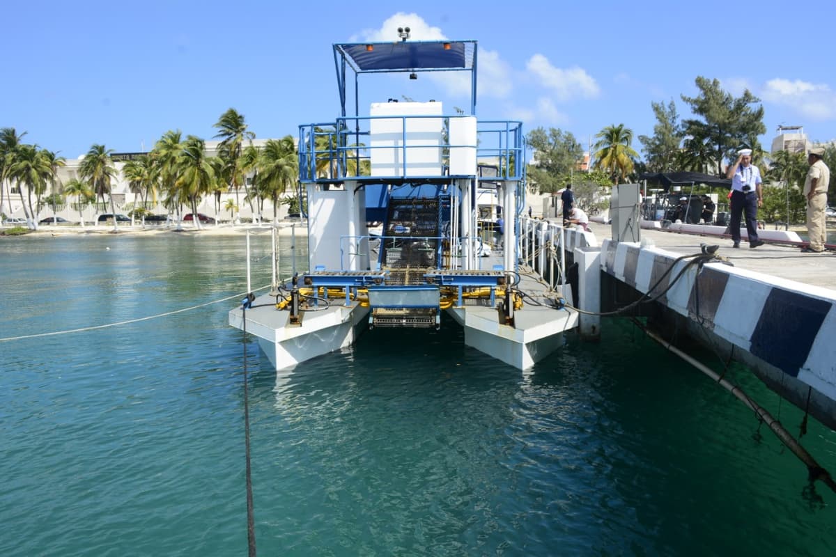 Llega primer embarcación sargacera a Quintana Roo con meses de anticipación