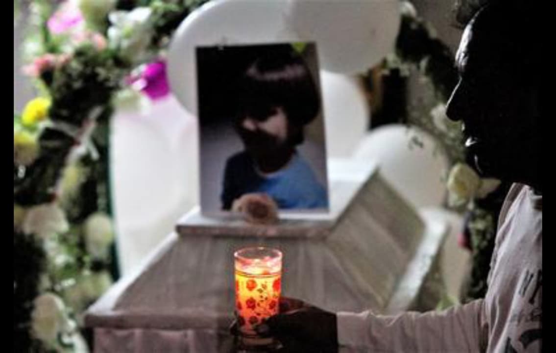 Cientos dan último adiós a Fátima en Tulyehualco; exigen justicia