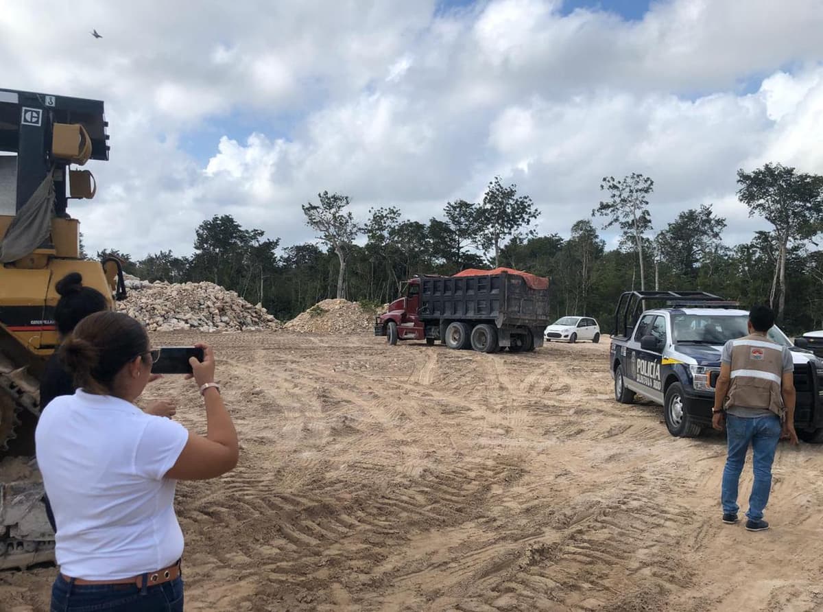 Detienen a dos sujetos por relleno ilegal de cenotes en Cancún
