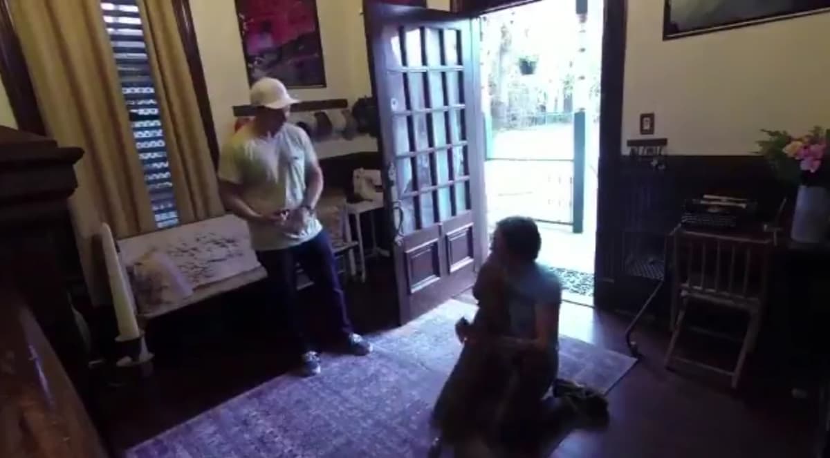 Video:  Así reacciona perrito al ver a su dueña astronauta volver del espacio