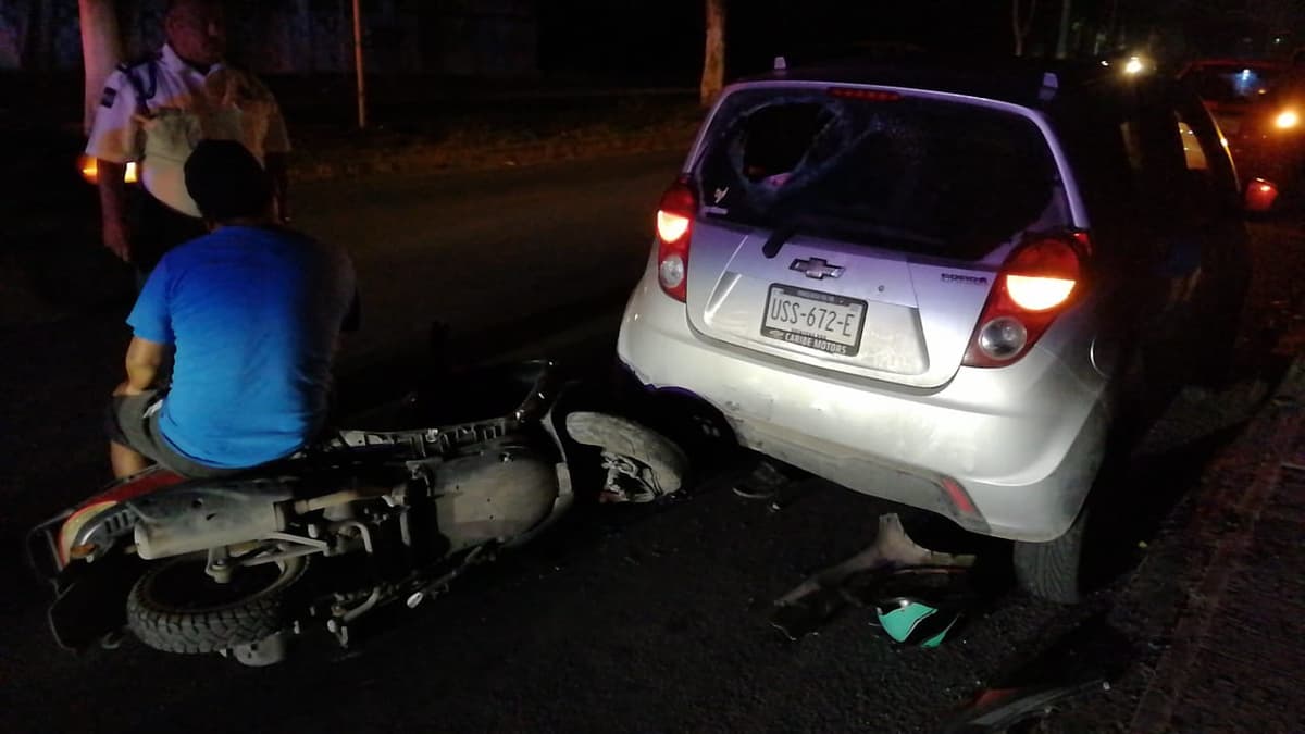 Motociclista borracho se estrella contra carro estacionado