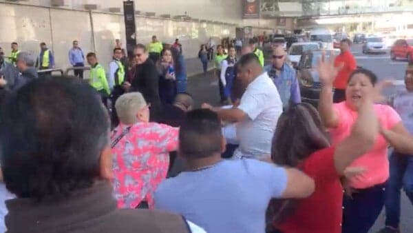 Se "arman los catorrazos" entre taxistas en el AICM por denuncias de acoso