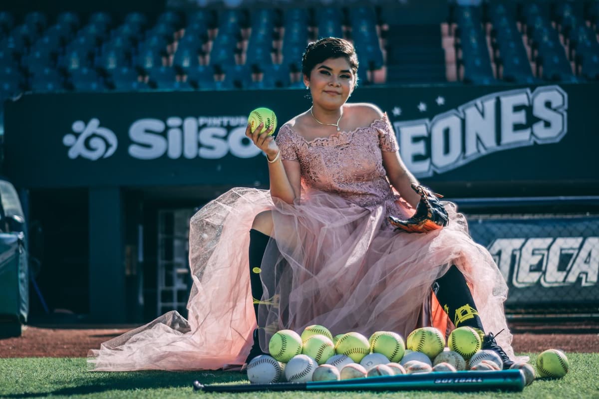 Quinceañera festeja su 'cumple' en estadio de beisbol de los Leones de Yucatán