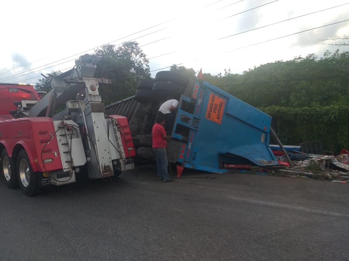 Vuelca tráiler en carretera a Puerto Morelos y genera embotellamiento