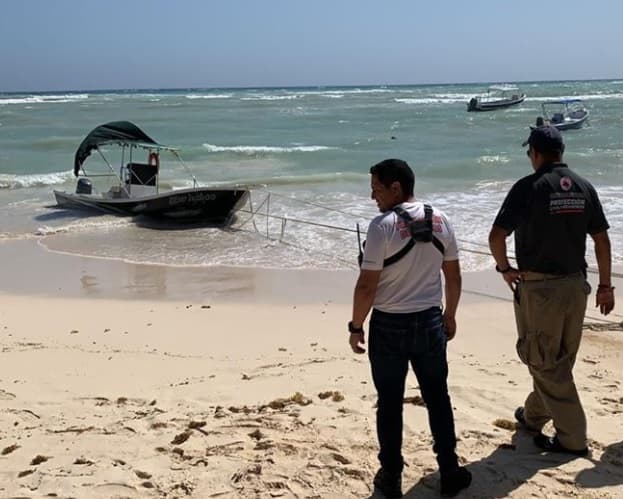 Rescatan lancha volcada por fuertes vientos, en Playa del Carmen