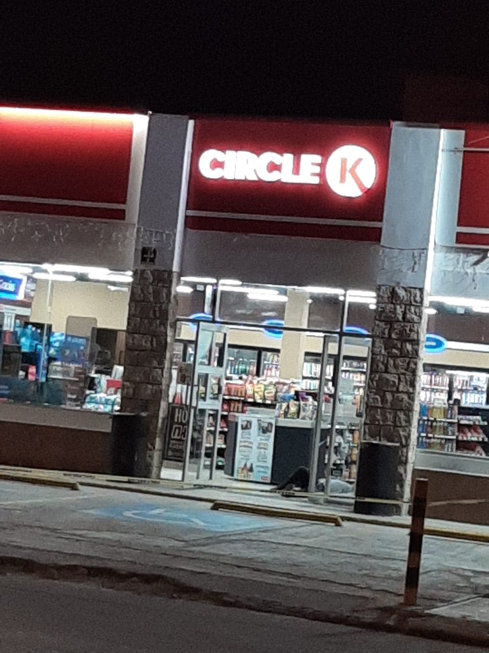 Ejecutan a hombre en un Circle K de Puerto Aventuras