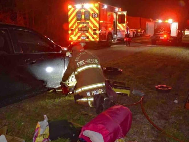 Auto aplasta los dedos de una mujer y ella llama al 911... con los pies