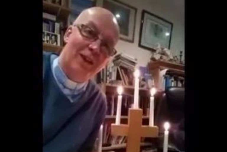 Sacerdote oficia su primer misa en línea por cuarentena y termina prendiéndose fuego