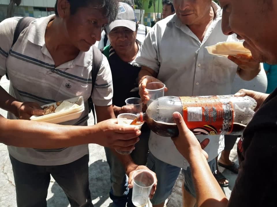 Galería: Cancunenses llevan comida a albañiles de El Crucero