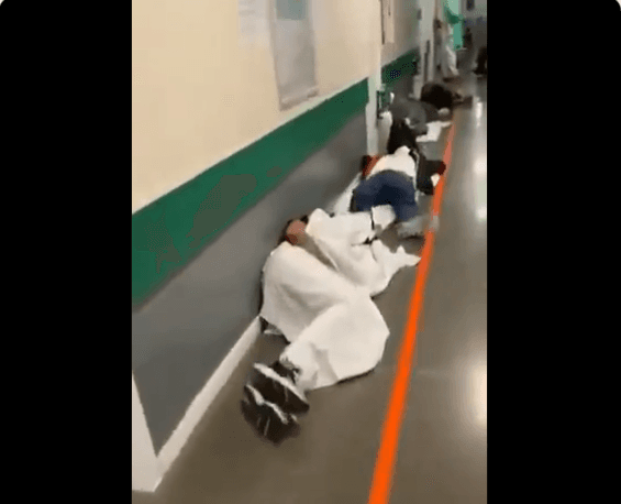 Video muestra a enfermos de coronavirus amontonados en hospital de España