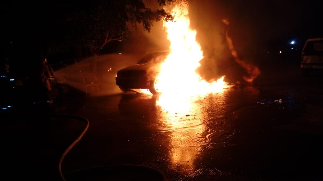 Incendian coches en taller mecánico de Cancún