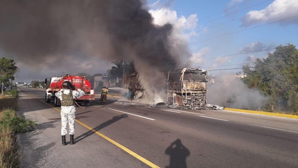 Autobús de hotel se incendia en carretera federal en Playa del Carmen