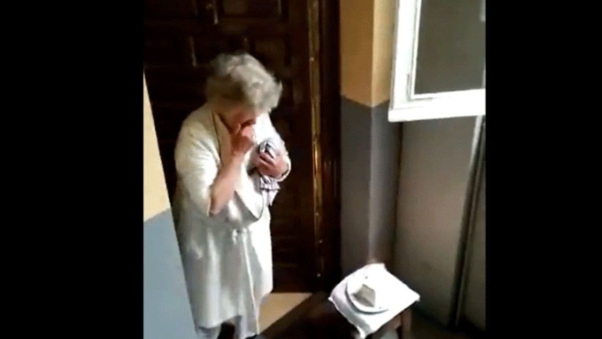 Desde sus balcones, vecinos le cantan las mañanitas a una abuelita por su 80 aniversario