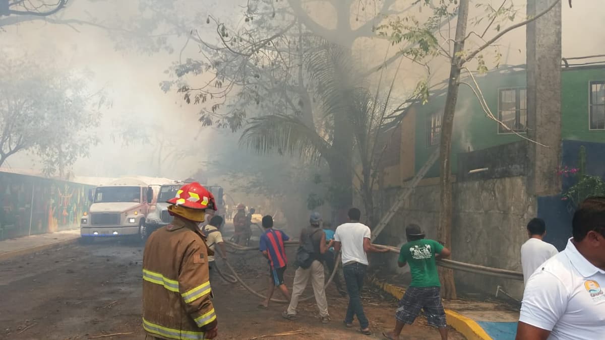 Incendio quema cinco casas en Tulum