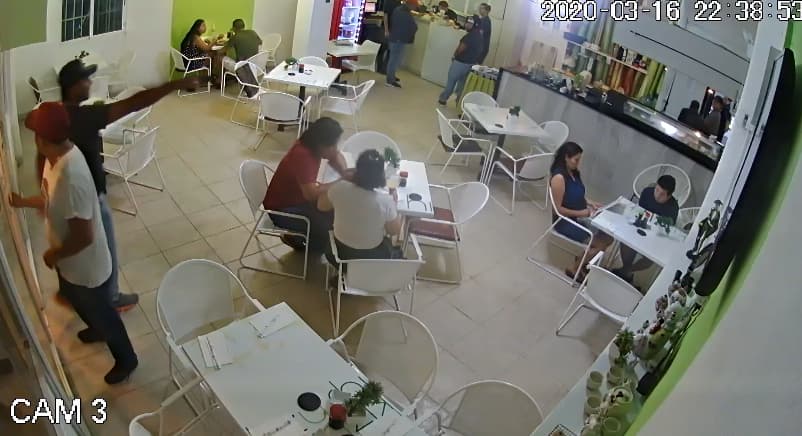 Captan en video a asaltantes en café de la Av. La Luna de Cancún