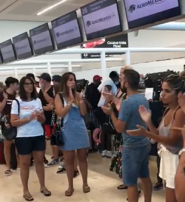 Argentinos varados en Cancún protestan con "aplausos" en el aeropuerto