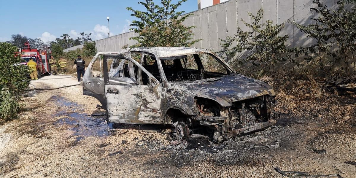 Se quema automóvil y se desmaya su dueña en Playa del Carmen