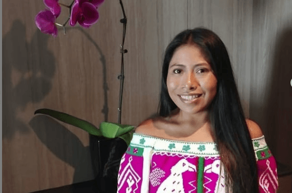 ¡Yalitza Aparicio usa el mejor vestido para mujeres bajitas!