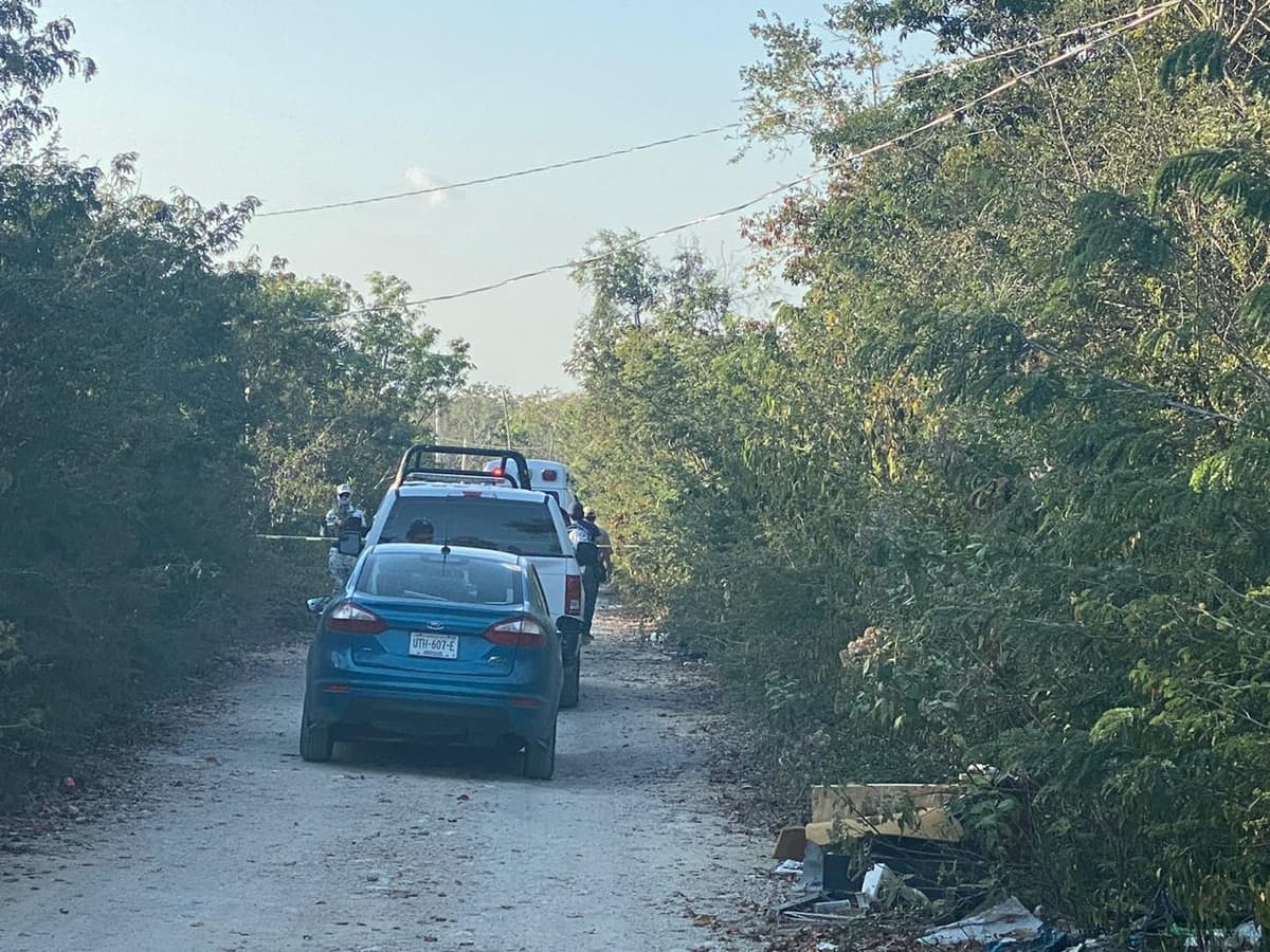 Hallan cuerpo maniatado en camino al sur de Tulum