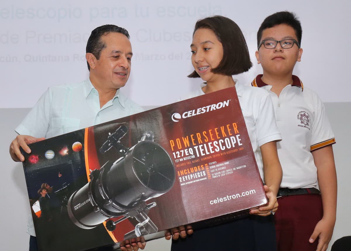 Carlos Joaquín impulsa la ciencia con la entrega de 40 telescopios a alumnos de Quintana Roo