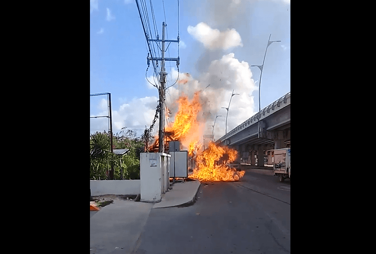 VIDEO: Así se quemó un paradero junto a gasolinera en Playa del Carmen