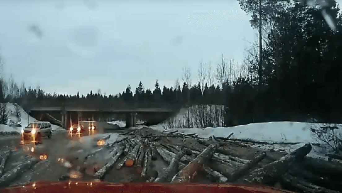 ¡Igual que en la película 'Destino final' decenas de troncos se impactan contra un auto!