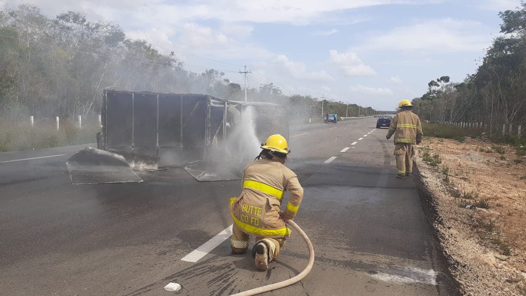 Arde camioneta en carretera de José María Morelos