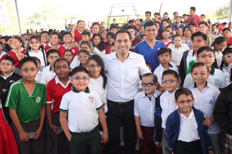 Mauricio Vila entrega lentes gratuitos a niños y jóvenes de Yucatán