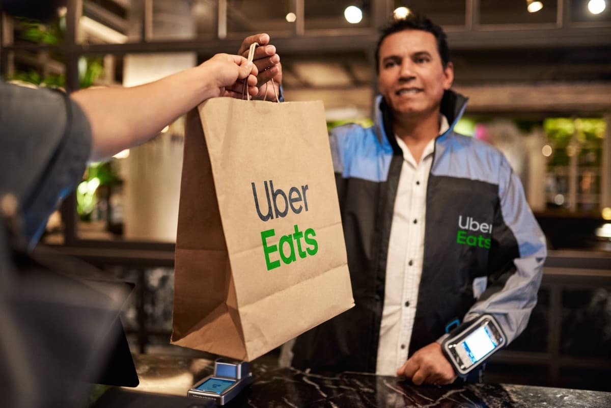 Lanza Uber Eats programa de recompensas para repartidores