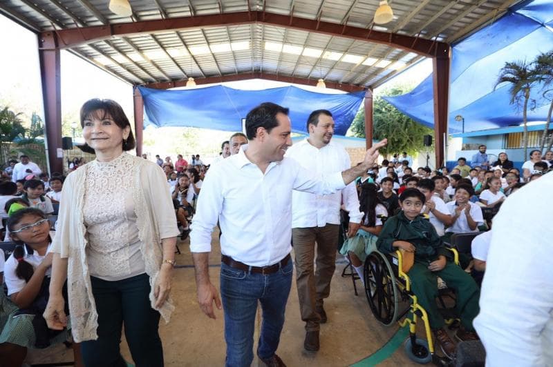 Mauricio Vila Dosal entrega mobiliario para escuelas públicas de Yucatán