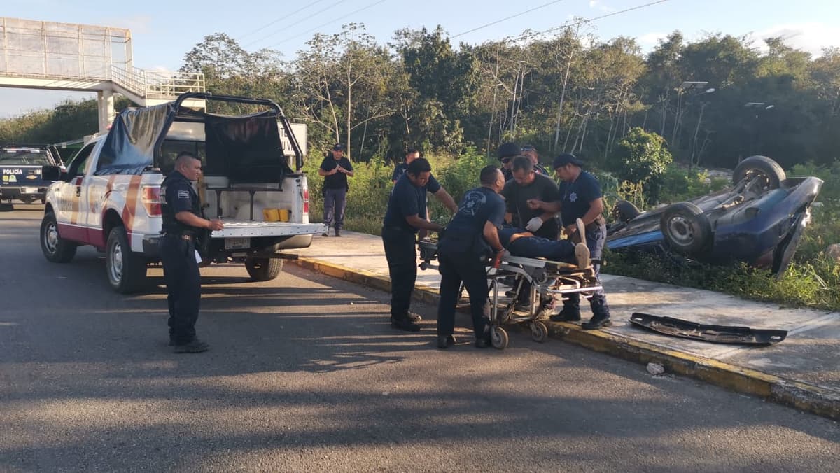 Atropella a motociclista, se da a la fuga y termina volcado