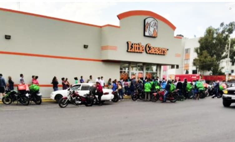 Por el "Día del Niño" padres violan la cuarentena y abarrotan el Little Caesars