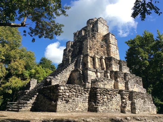 Explora y descubre la zona arqueológica de Muyil en la Riviera Maya