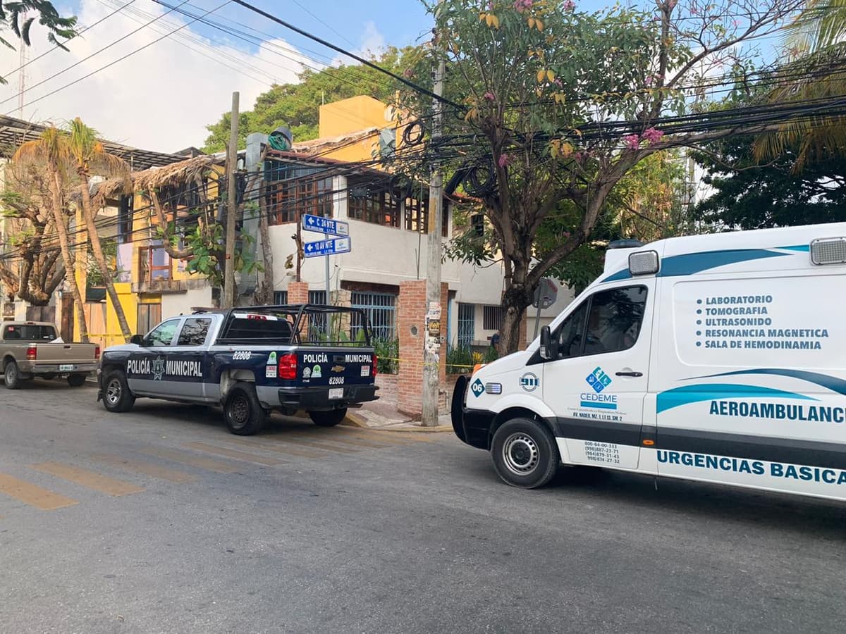 ¡Se murió de borracho! y quedó tirado en plena calle del centro de Playa del Carmen