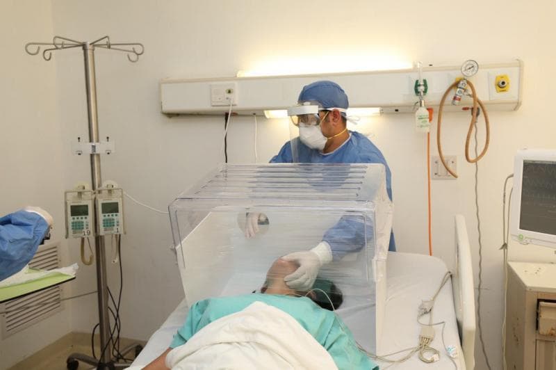 Recibe gobierno de Yucatán cajas "antiaerosol" para que médicos no se contagien