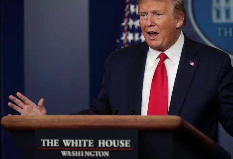 Fabricante de Lysol pide no inyectarse su producto para tratar el Covid-19, como lo sugirió Trump