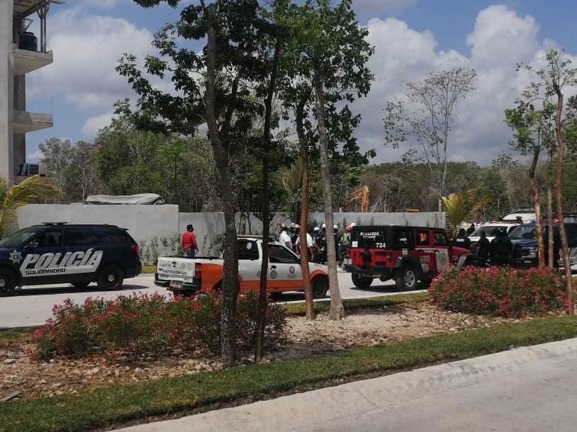 Albañiles lanzan maderas a inspectores que llegaron a clausurar obra en Playa del Camen