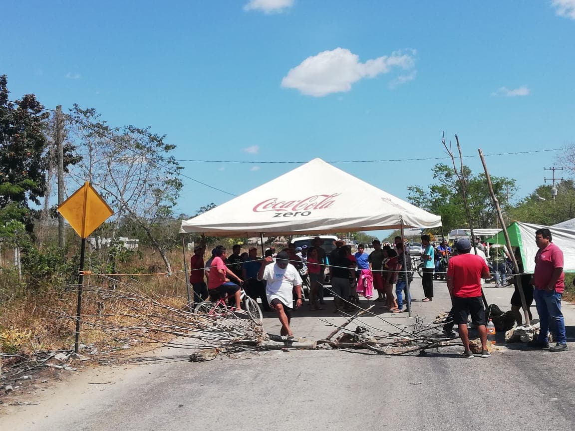 Bloqueo carretero impide paso por temor a Coronavirus cerca de Puerto Morelos