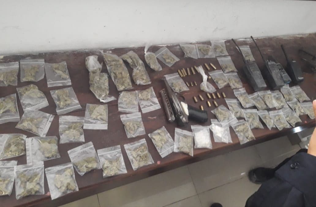 Detienen a sujeto con droga, armas y equipo táctico, en Playa del Carmen