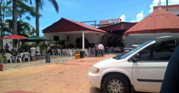 Empleada de funeraría, termina en la cárcel por caer en una extorsión