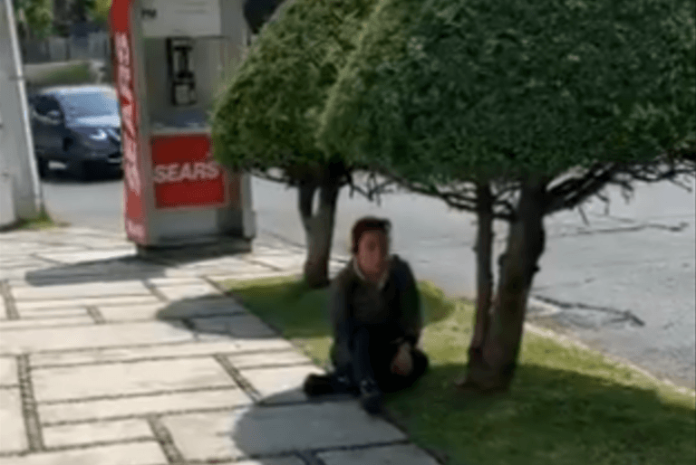 Graban en la calle a mujer con aparentes síntomas de Covid-19 en Edomex