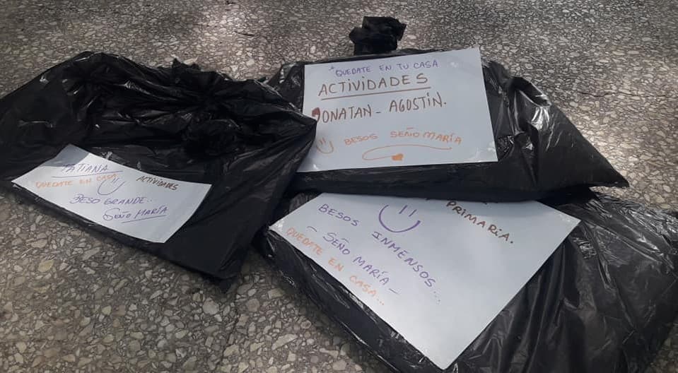 Esto es vocación: maestra recorre 10 kilómetros para dejar tarea a sus alumnos