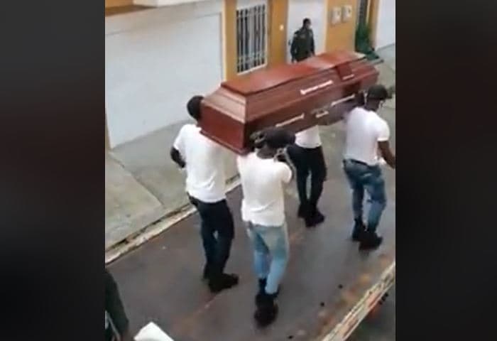 Policías colombianos recrean meme para exhortar a la población a quedarse en casa