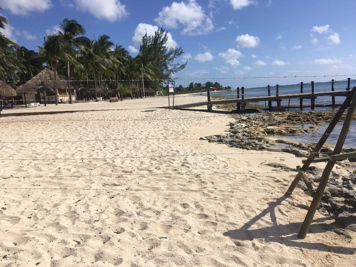 ¡Con alambre de púas! Intenta hotel Iberoestar de Cozumel privatizar playa en plena cuarentena