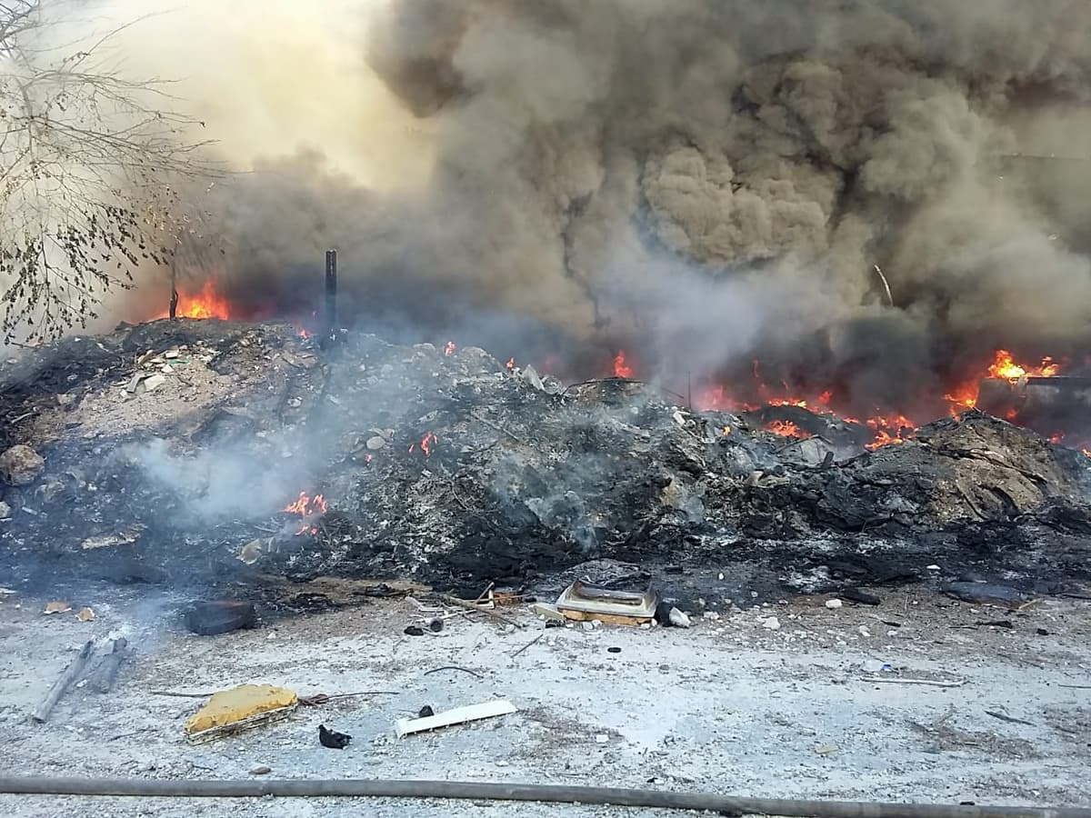 Se quema depósito de chatarra de hotel afuera de Cancún