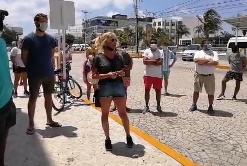 Argentinos varados se manifiestan frente a plaza Las Américas en Cancún